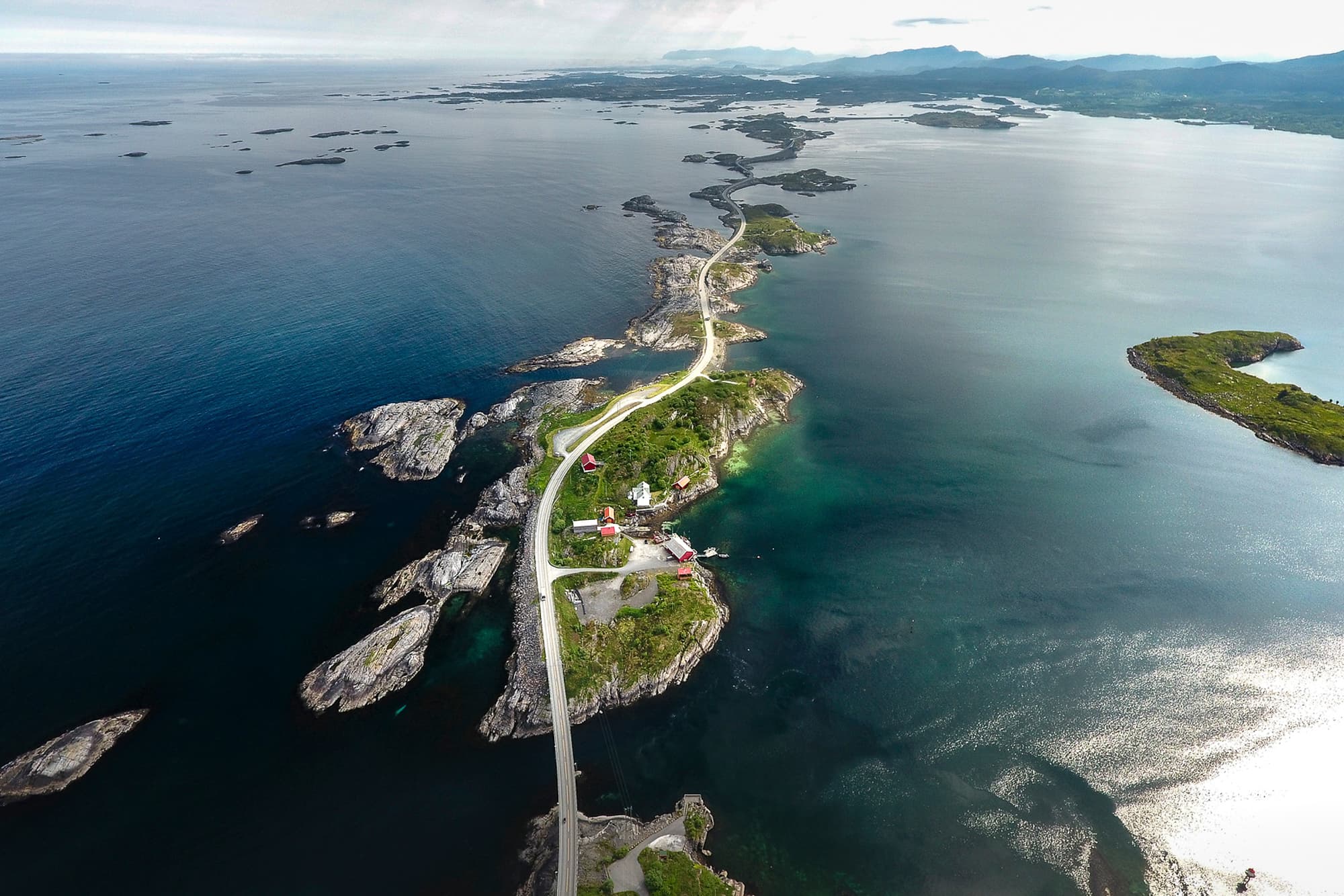 Atlanterhavsvegen sett fra luften — broer over havet ved Averøy
