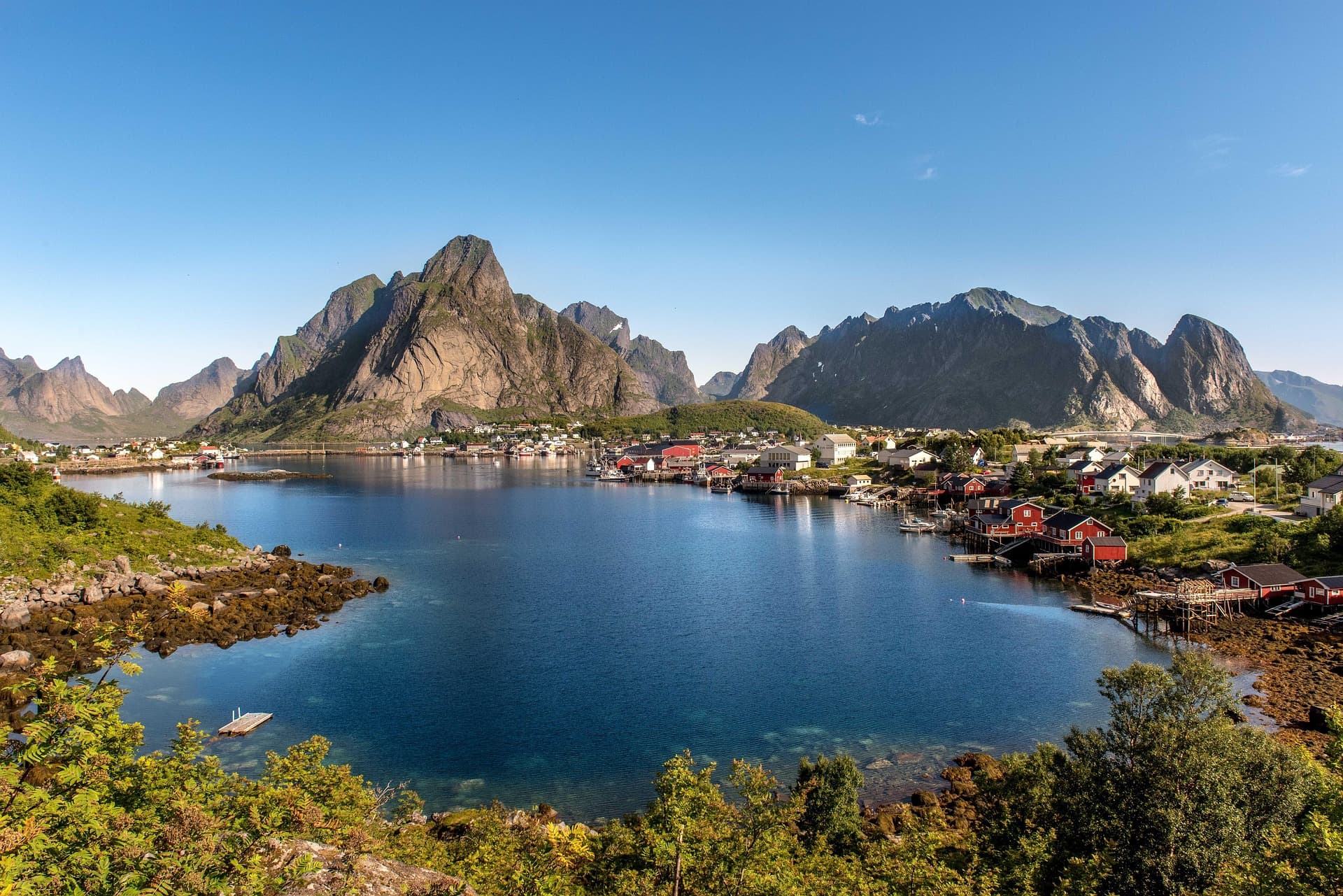 Reine i Lofoten med fjellene speilet i fjorden